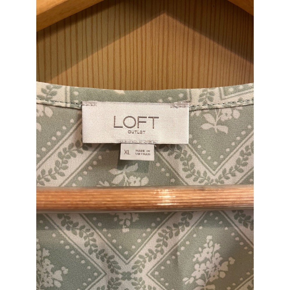 Loft Outlet Blouse Womens XL Sage Green Floral Tile Print Sleeveless Gold Button - Picture 3 of 8